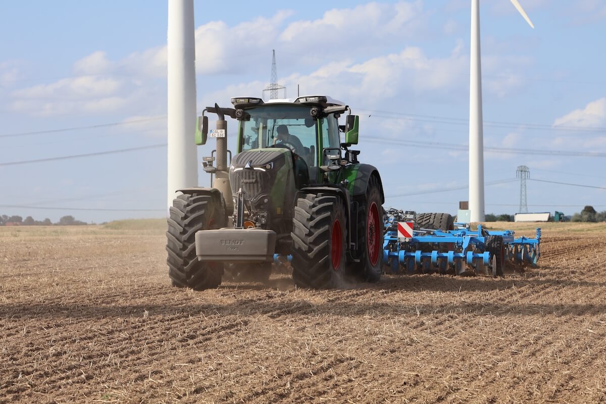 Il Fendt 832 Vario Gen5 equipaggiato con la nuova zavorra anteriore da 2.200 chilogrammi